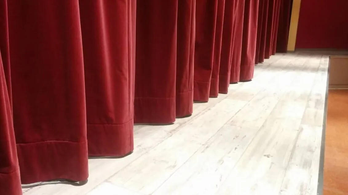 Bühnenvorhang der Volksbühne Worms